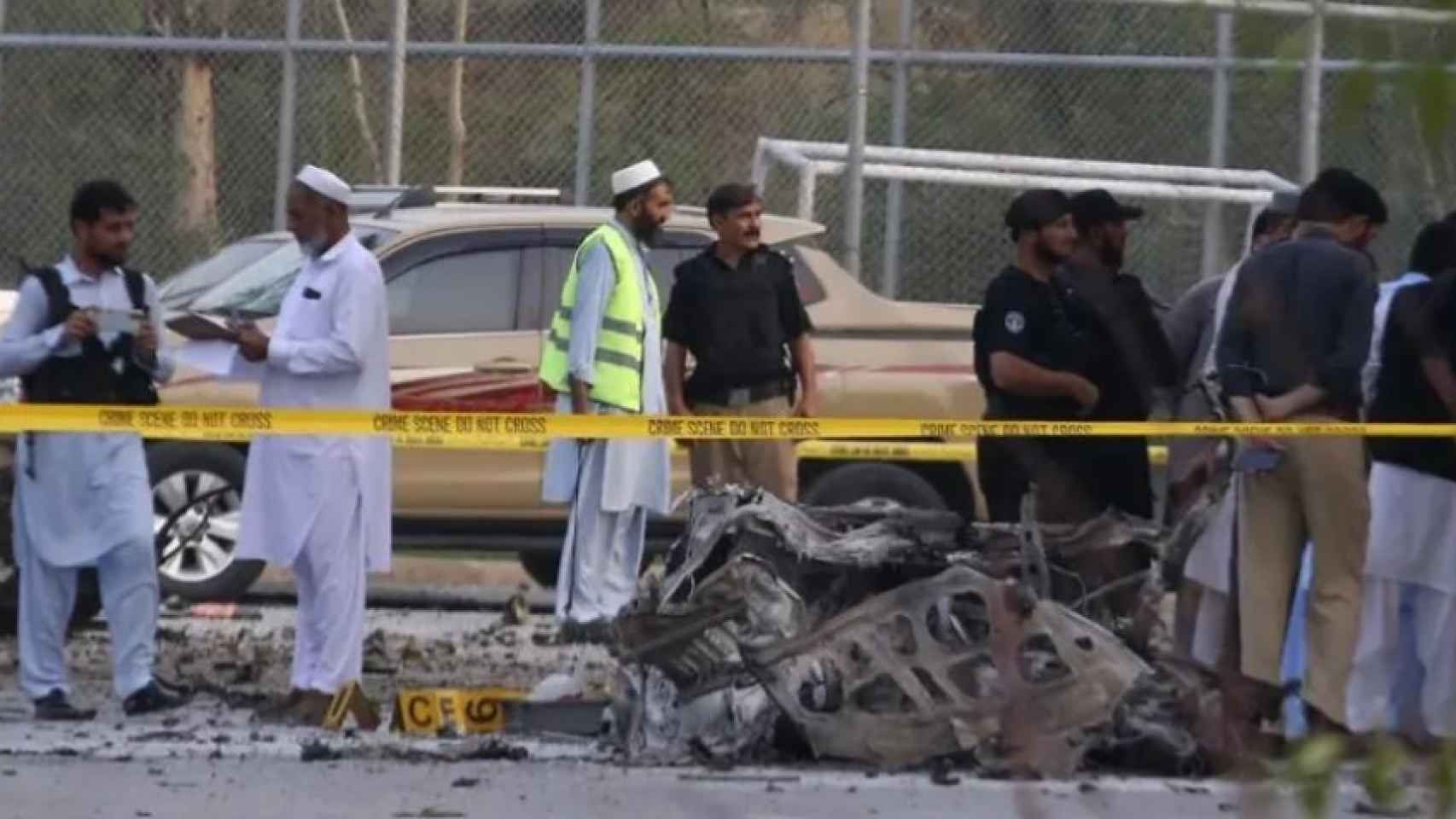 Imagen del atentado suicida contra una base militar en Pakistán.