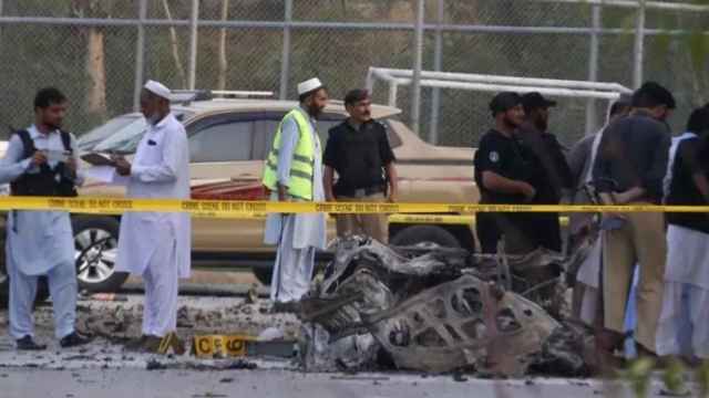 Imagen del atentado suicida contra una base militar en Pakistán.