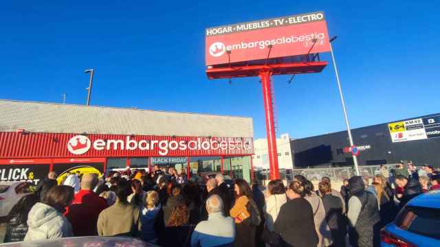 Personas esperando la apertura de una de las tiendas de 'Embargosalobestia'.