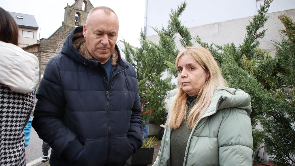 La madre de Ángel protestando frente a la iglesia por lo sucedido en el funeral de su hijo