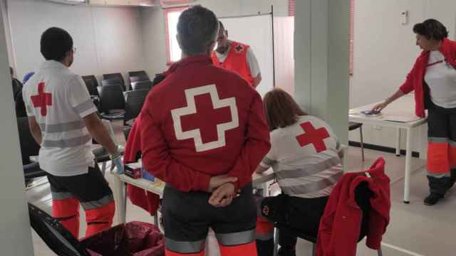 El equipo de Cruz Roja, atendiendo a las 17 personas.