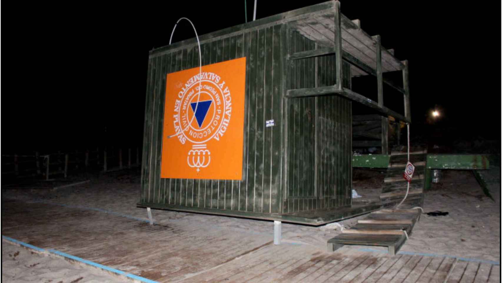 Estado en el que quedó la trágica madrugada del 2 de agosto el puesto Lima 1 de Salvamento y Vigilancia de la playa de El Mojón.