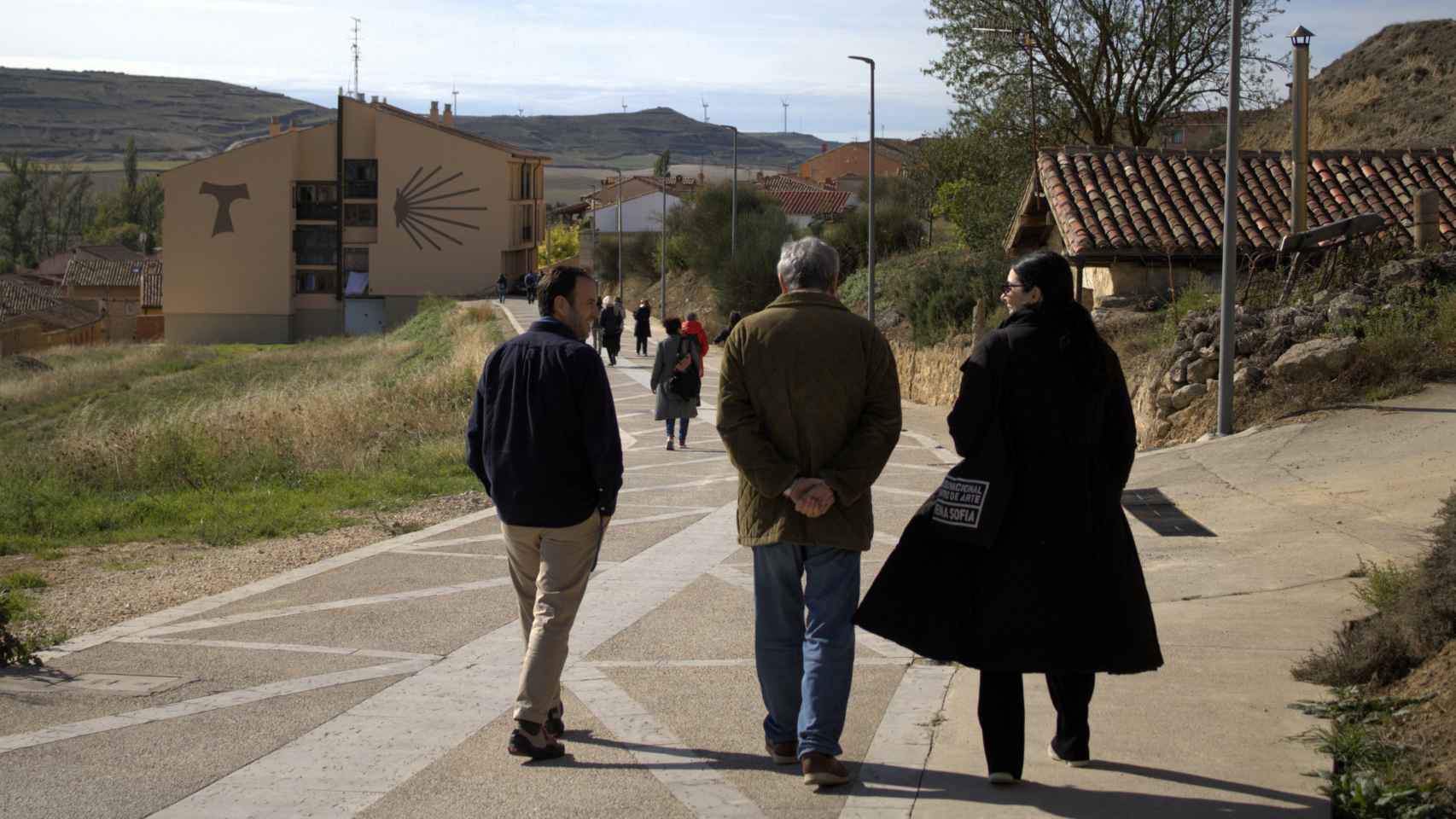 Antonio Muñoz Molina da un paseo por el pueblo junto a los asistentes al retiro.