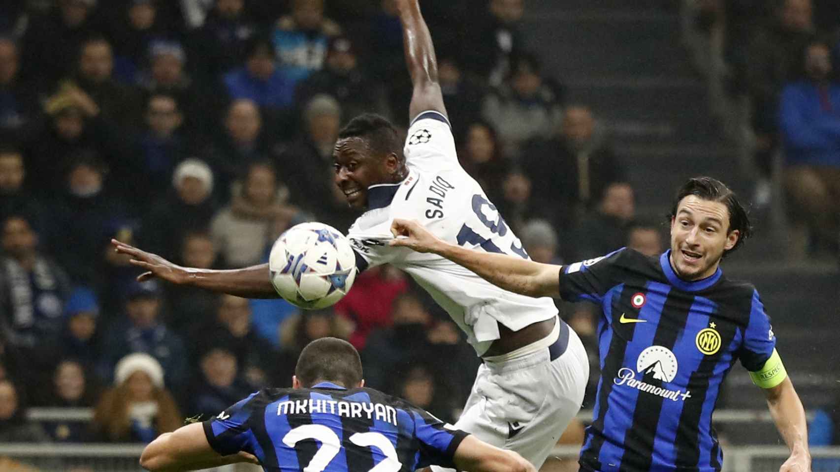Sadiq se pelea por un balón aéreo ante dos rivales del Inter.