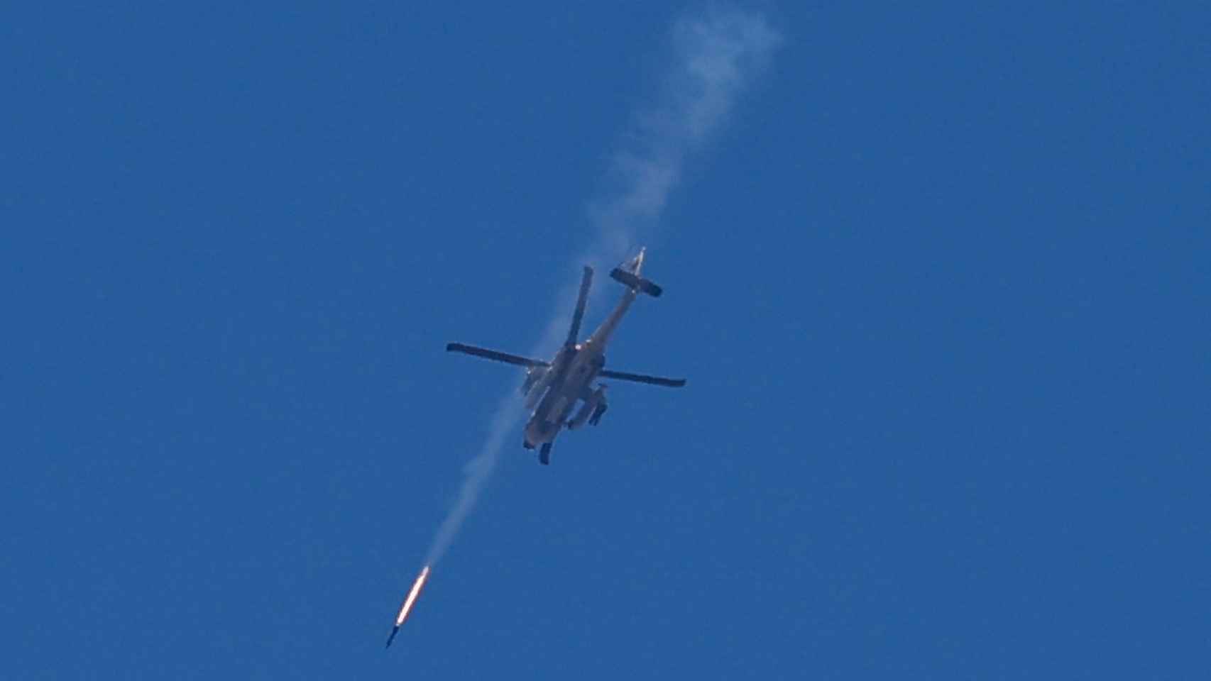 Un avión militar israelí lanzando un misil sobre Gaza.