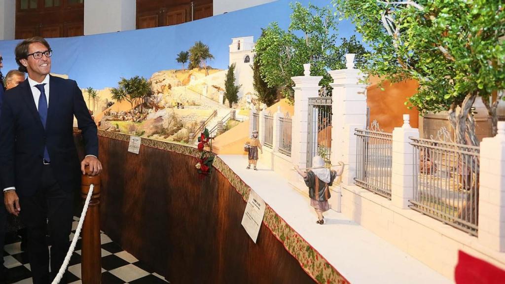 El diputado de cultura de la diputación, Juan de Dios Navarro, inaugurando el belén.