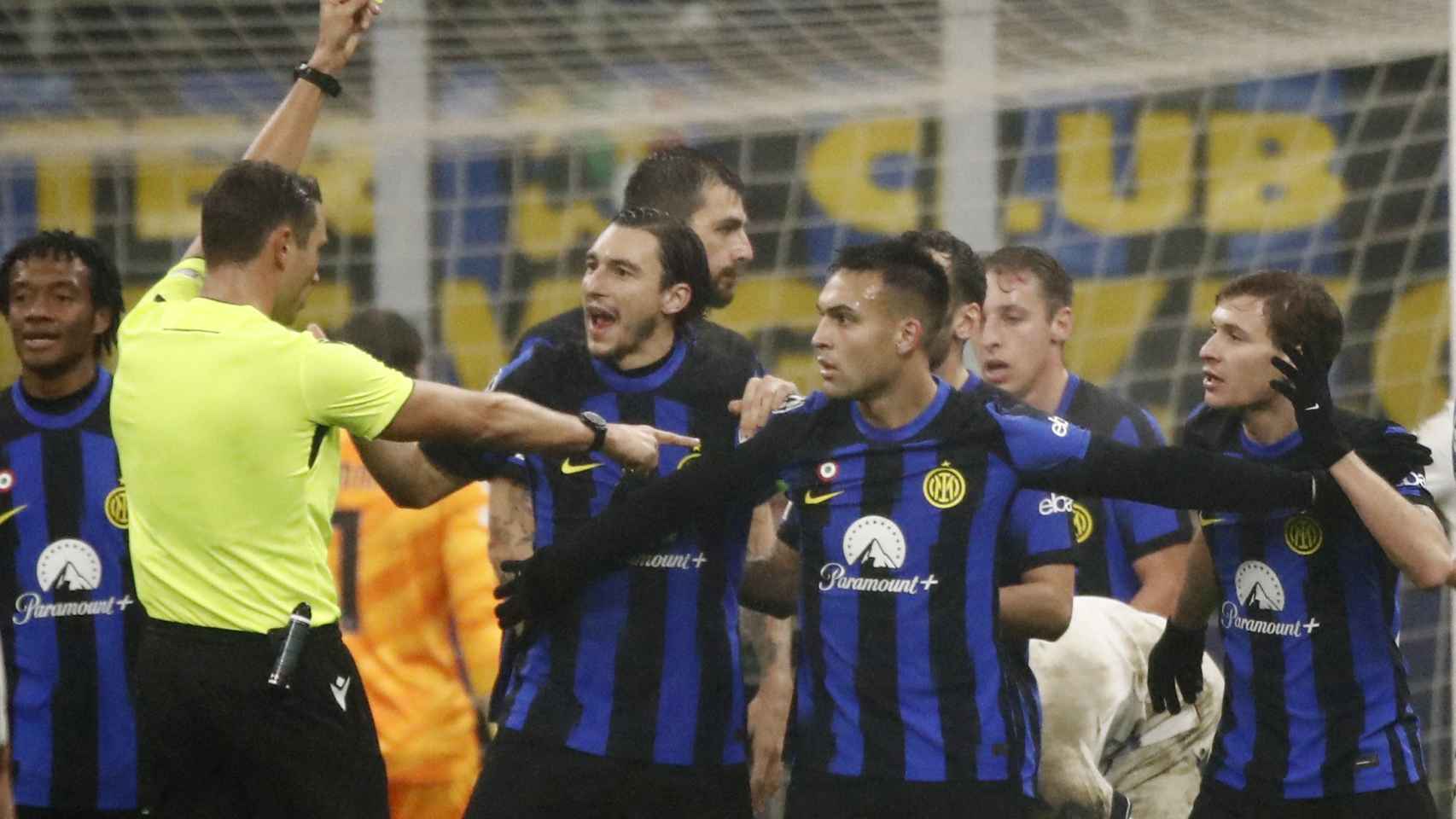 Los jugadores del Inter protestan el penalti pitado sobre Kubo.