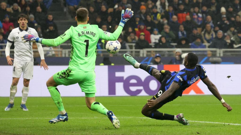 Remate acrobático de Thuram.