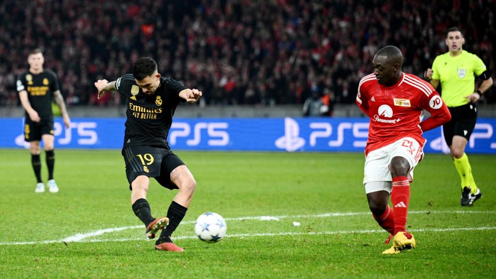 Ceballos remata para hacer el 2-3