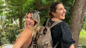 Paz Padilla y Anna Ferrer en el rodaje del docureality 'Te falta un viaje'.