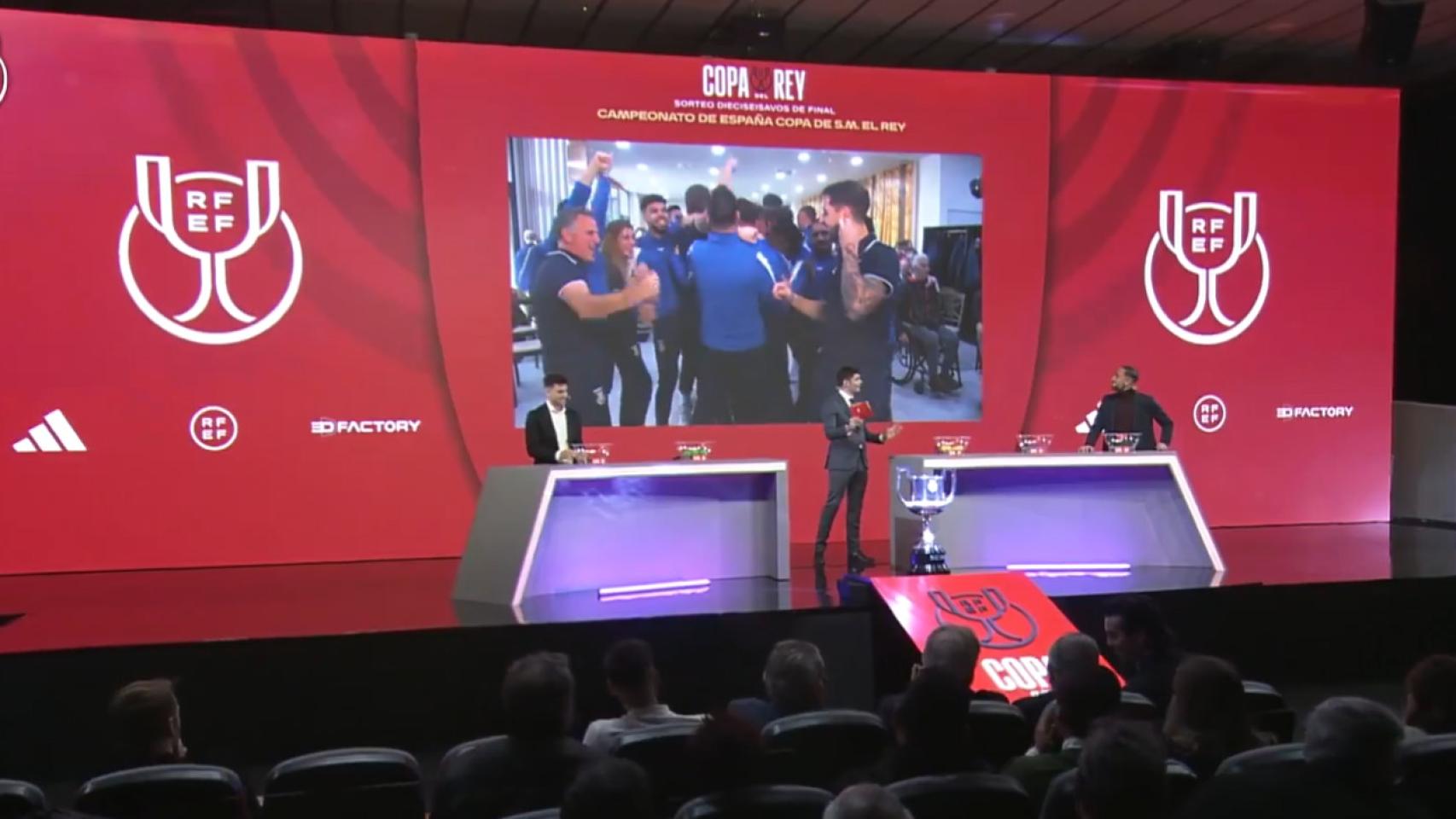 La Arandina CF, en la pantalla, celebra su emparejamiento en la Copa del Rey para los dieciseisavos de final.