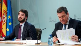 El vicepresidente de la Junta, Juan García-Gallardo, y el portavoz, Carlos Fernández Carriedo, en la rueda de prensa posterior a un Consejo de Gobierno, el pasado mes de enero.