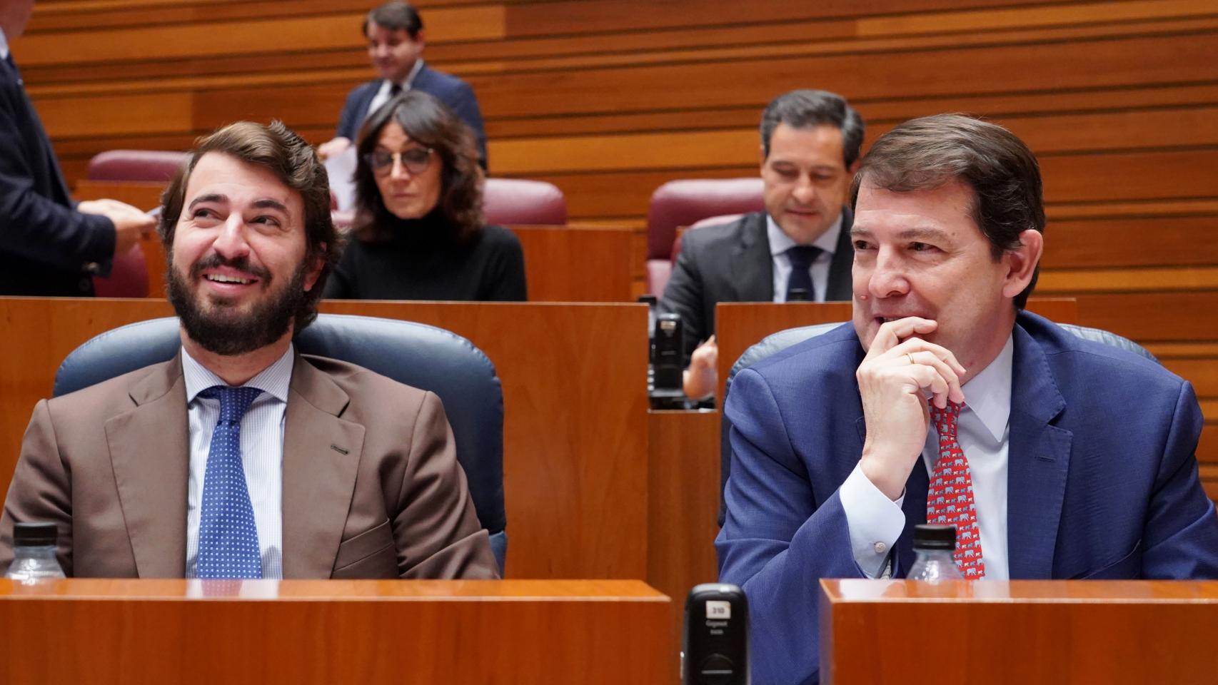 El vicepresidente de la Junta, Juan García-Gallardo, y el presidente, Alfonso Fernández Mañueco, durante el pleno de las Cortes de este martes.