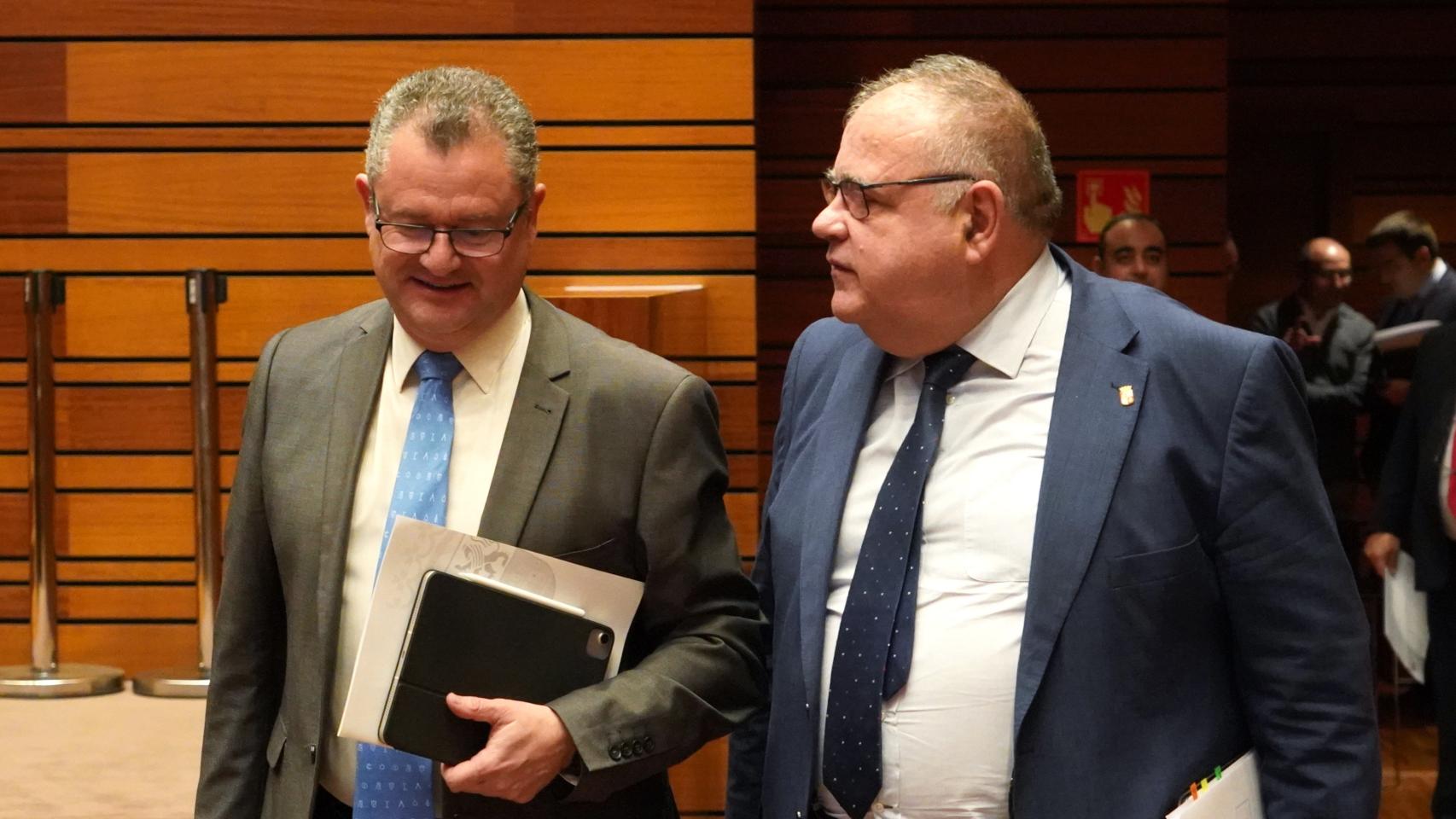 El consejero de Agricultura, Ganadería y Desarrollo Rural, Gerardo Dueñas, y el de Sanidad, Alejandro Vázquez, en el pleno de las Cortes de este martes.