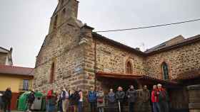 Vecinos y familiares se concentran frente a la iglesia de La Magdalena para pedir la expulsión del párroco