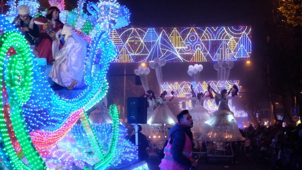 Varios niños subidos a una cabalgata de los Reyes Magos en Salamanca