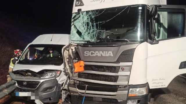 Impacto entre un camión transportador de mercancías peligrosas y una furgoneta averiada en El Burgo de Osma