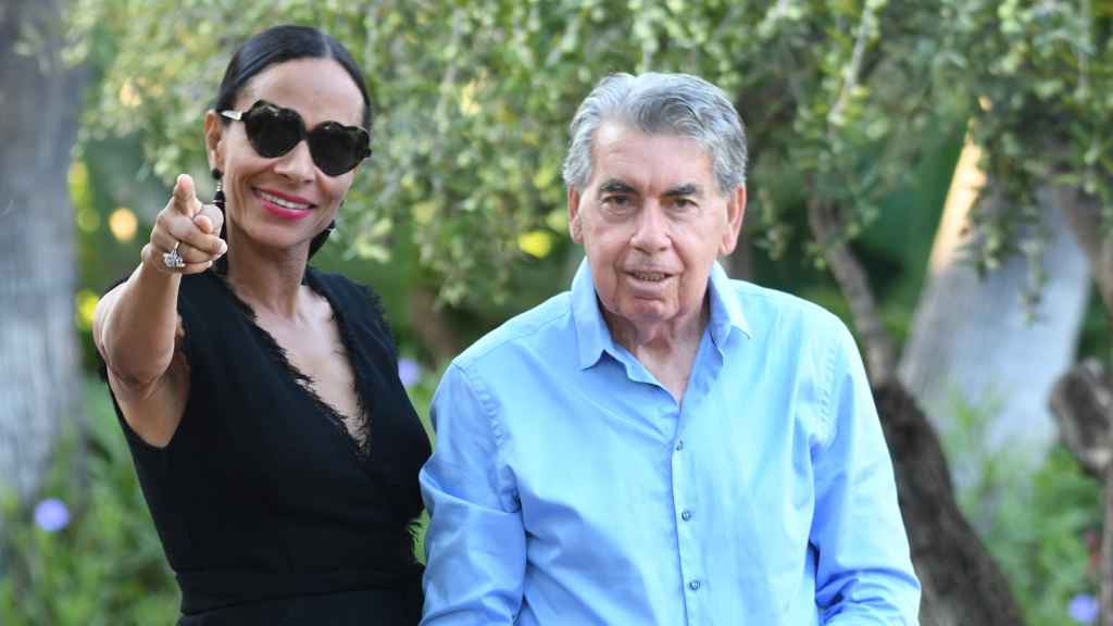 El malogrado tenista Manolo Santana junto a su mujer, Claudia Rodríguez, en una imagen tomada en 2018, en Marbella.