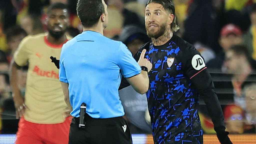 Ramos discute con el colegiado en el partido del Sevilla ante el Lens.