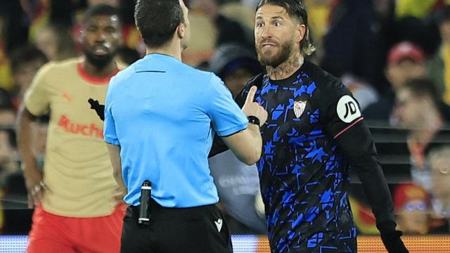 Ramos discute con el colegiado en el partido del Sevilla ante el Lens.