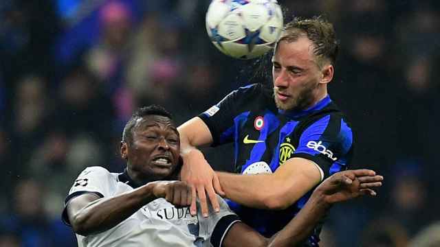 Sadiq pelea por un balón aéreo en el partido ante el Inter.