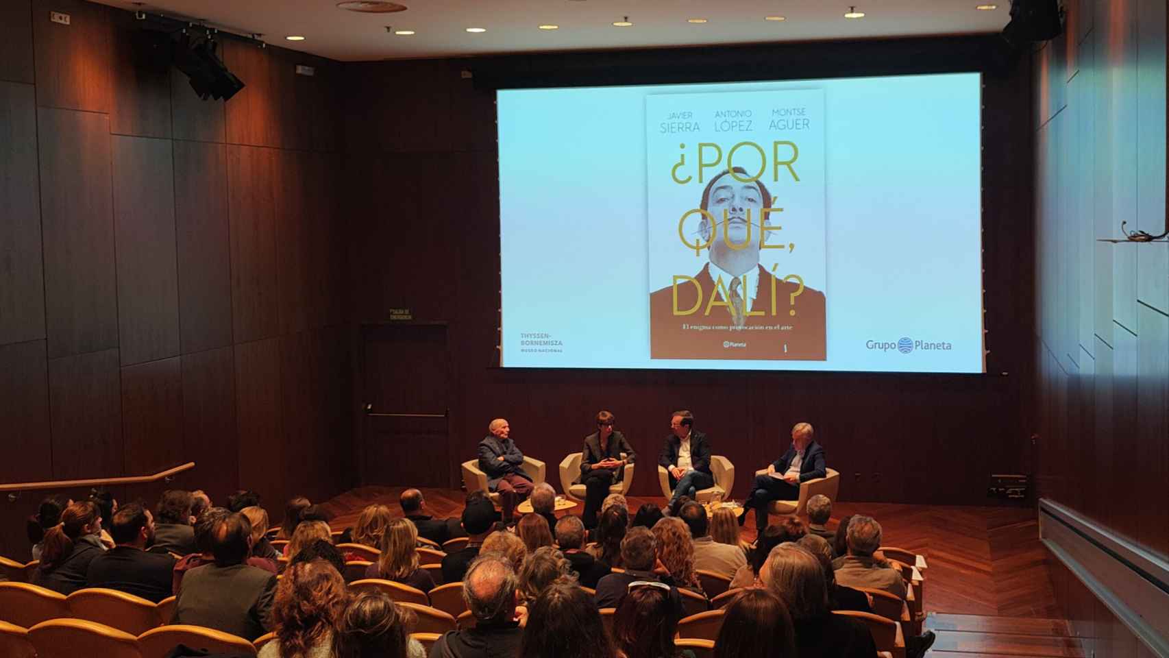 Antonio López, Montse Aguer y Javier Sierra en la presentación del libro '¿Por qué, Dalí?' en el Museo Thyssen.