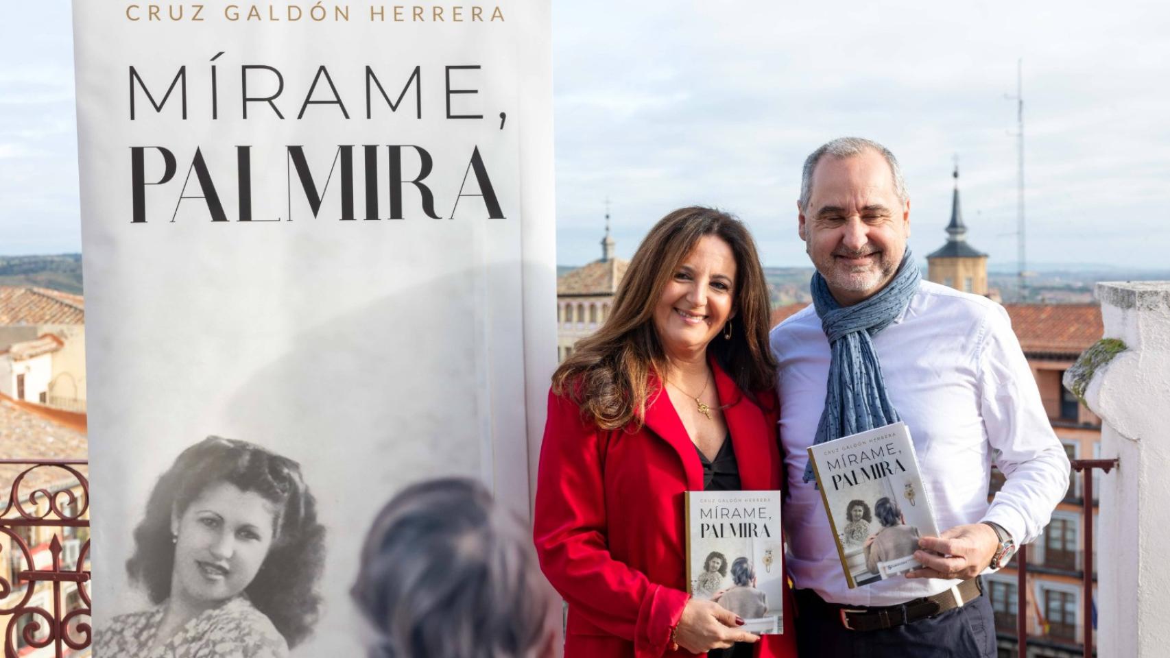 Cruz Galdón y Fernando Lallana, en la presentación en Toledo de la novela Mírame, Palmira. Fotos: Javier Longobardo