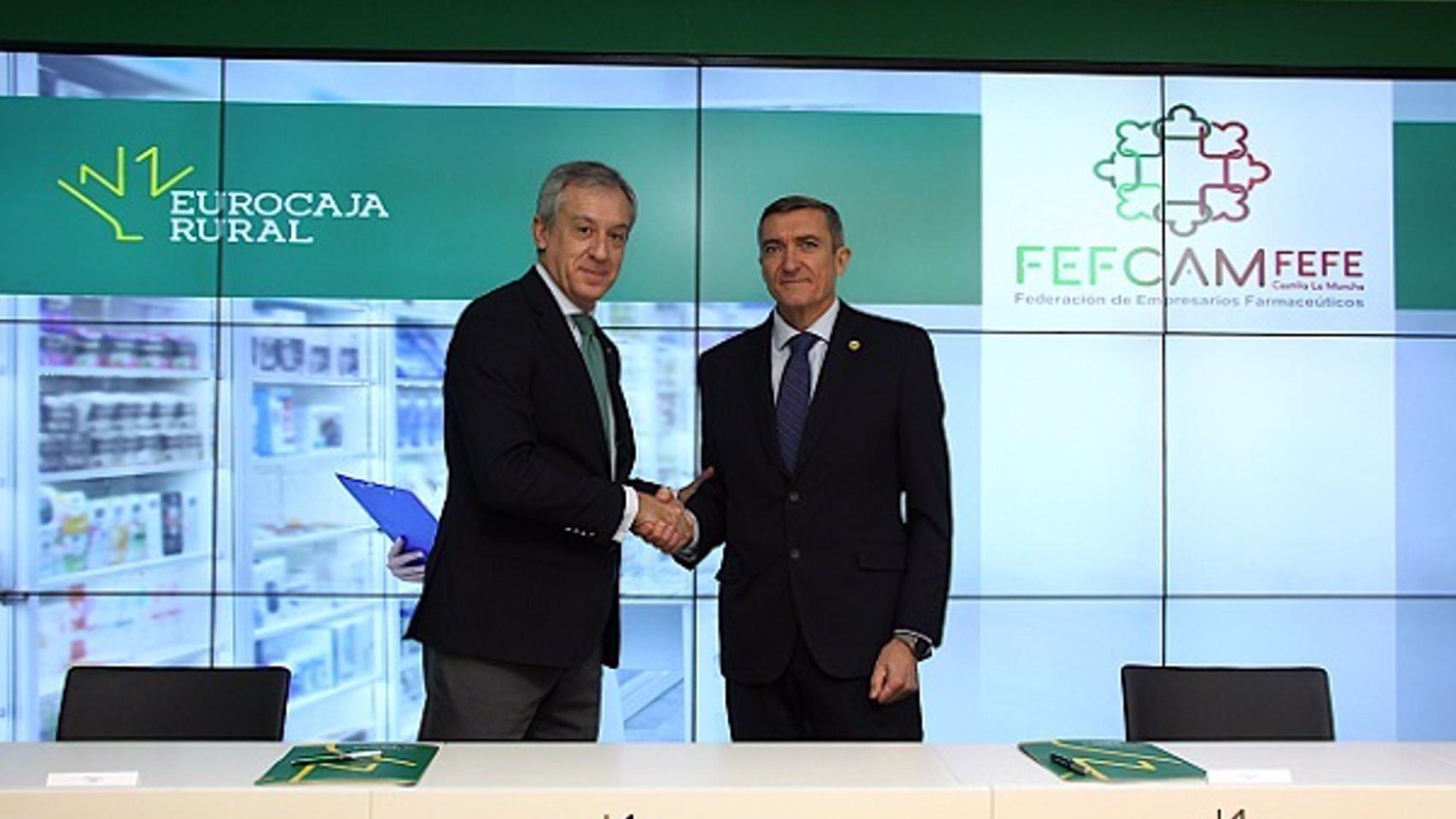 El presidente de Eurocaja Rural, Javier López Martín, y el presidente de FEFCAM, Mariano González López.