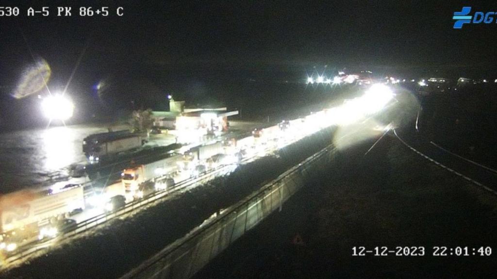 Retención en la A-5 tras el accidente. Foto: DGT.