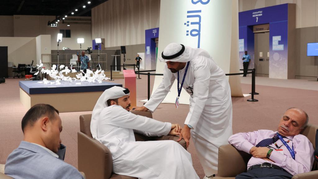 Un grupo de delegados duermen entre negociación y negociación en la COP28.