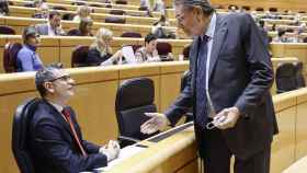 El ministro de Presidencia, Félix Bolaños, conversa con el senador de Junts Josep Lluis Cleries, este martes en la Cámara Alta.