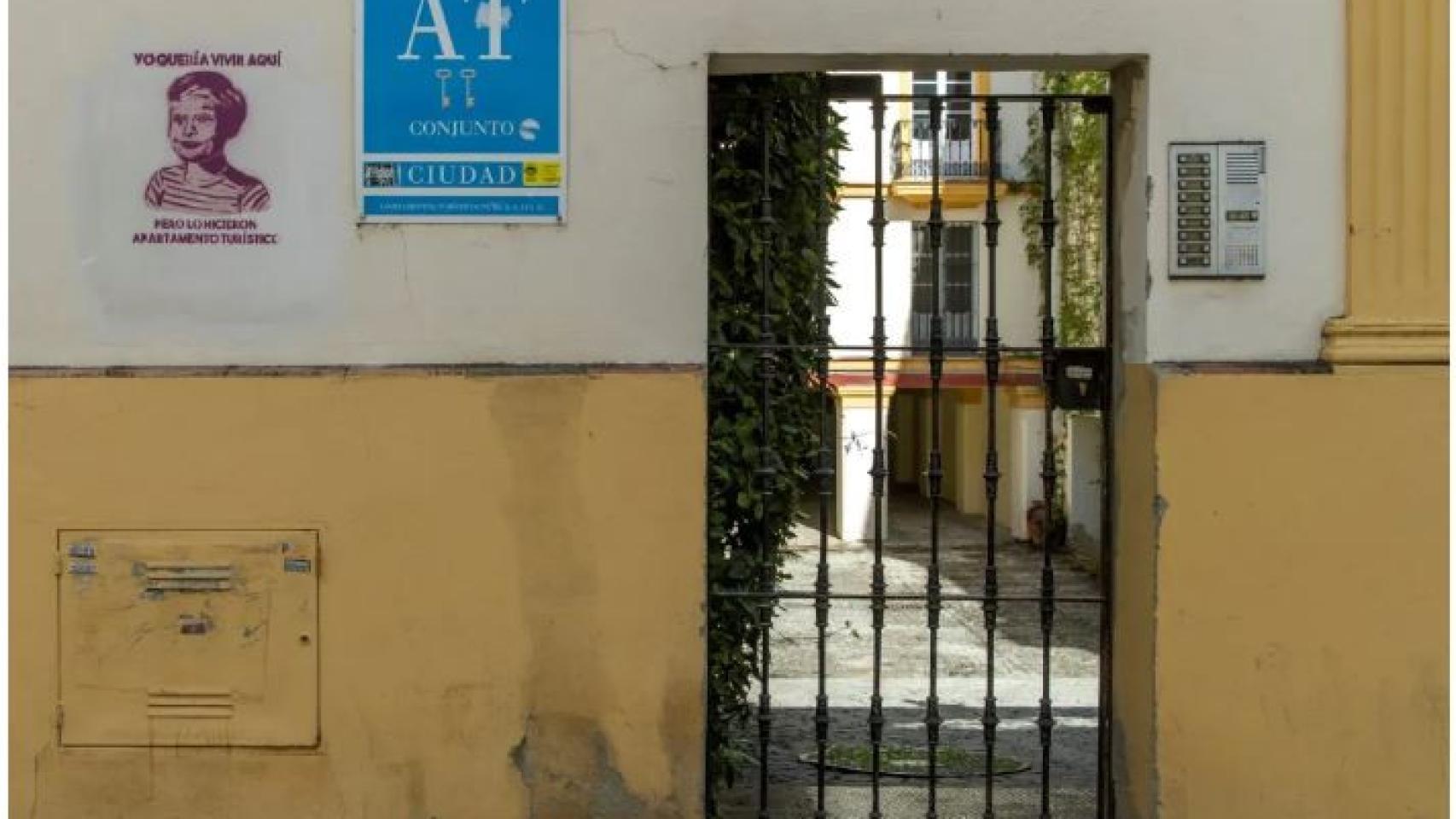 Imagen de archivo de la entrada de unos apartamentos turísticos en Sevilla./