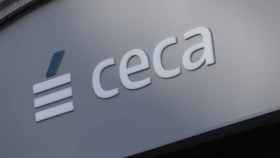 Logo de CECA (Confederación Española de Cajas de Ahorros) en su sede en Madrid.
