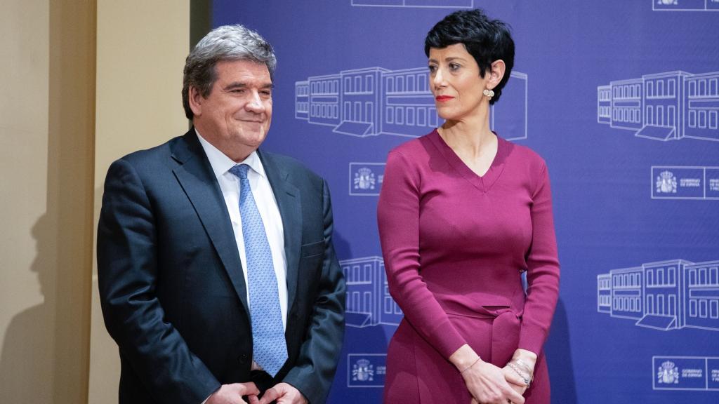 El exministro de Inclusión, Seguridad Social y Migraciones José Luis Escrivá con la actual titular de la cartera, Elma Saiz.