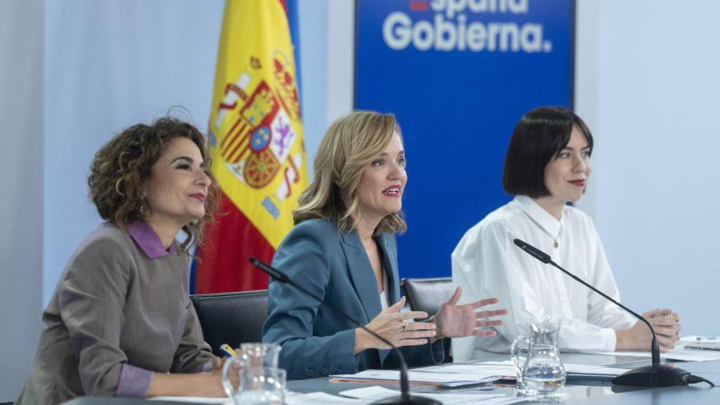 La vicepresidenta cuarta y ministra de Hacienda y Función Pública, María Jesús Montero; la ministra Portavoz, Pilar Alegría, y la ministra de Ciencia, Innovación y Universidades, Diana Morant.