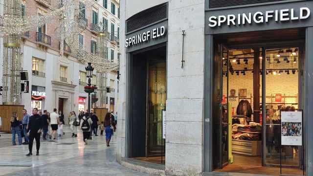 Tienda de Springfield en la calle Larios de Málaga y, al fondo, el establecimiento de Primor.