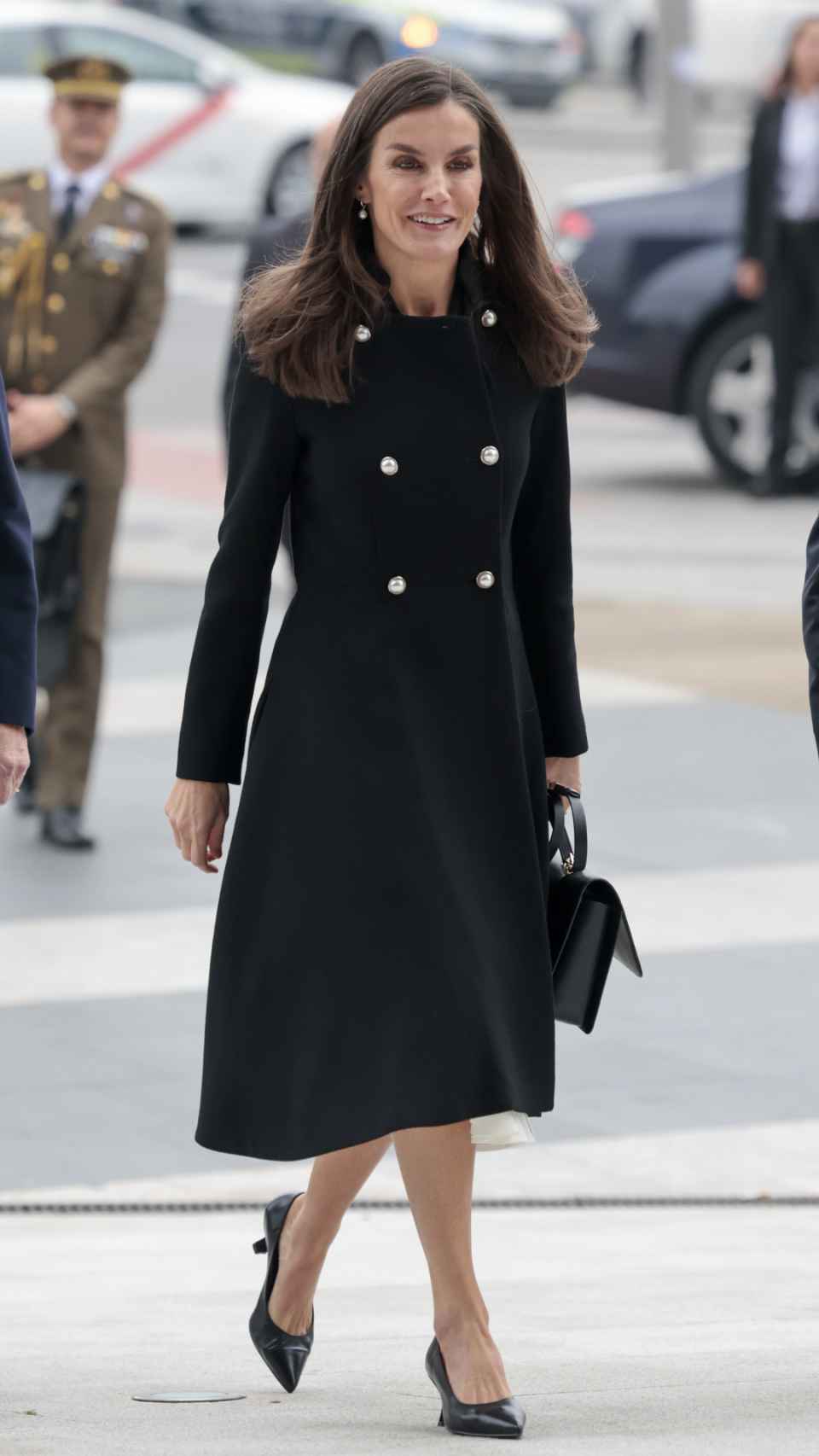 La Reina, con abrigo de Carolina Herrera.