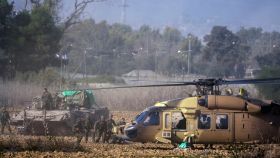 Soldados israelíes evacúan a un herido en un helicóptero militar cerca de la frontera con Gaza.