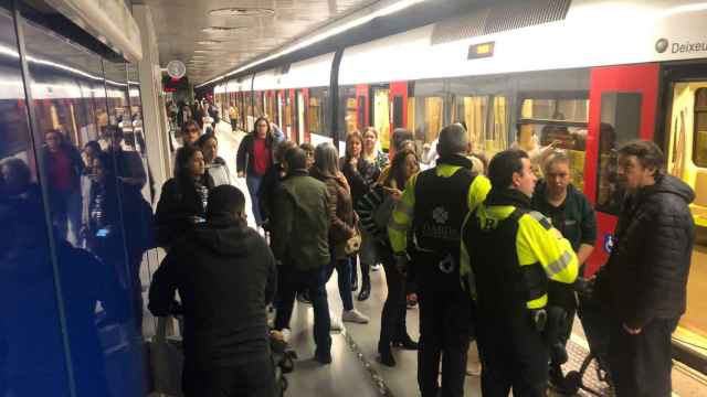 Pasajeros indignados en la estación de Bailén, de Metrovalencia. EE