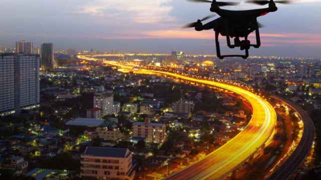 Imagen de archivo de un dron equipado con cámara sobrevolando la ciudad.