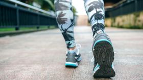 El retro-walking: la forma de caminar que te hará adelgazar más rápido y aliviar tus lumbares.