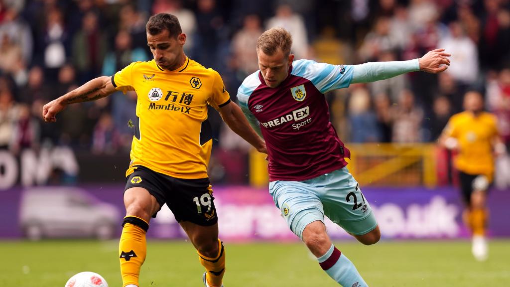 Jonny Otto, en un partido de Premier League con el Wolverhampton.