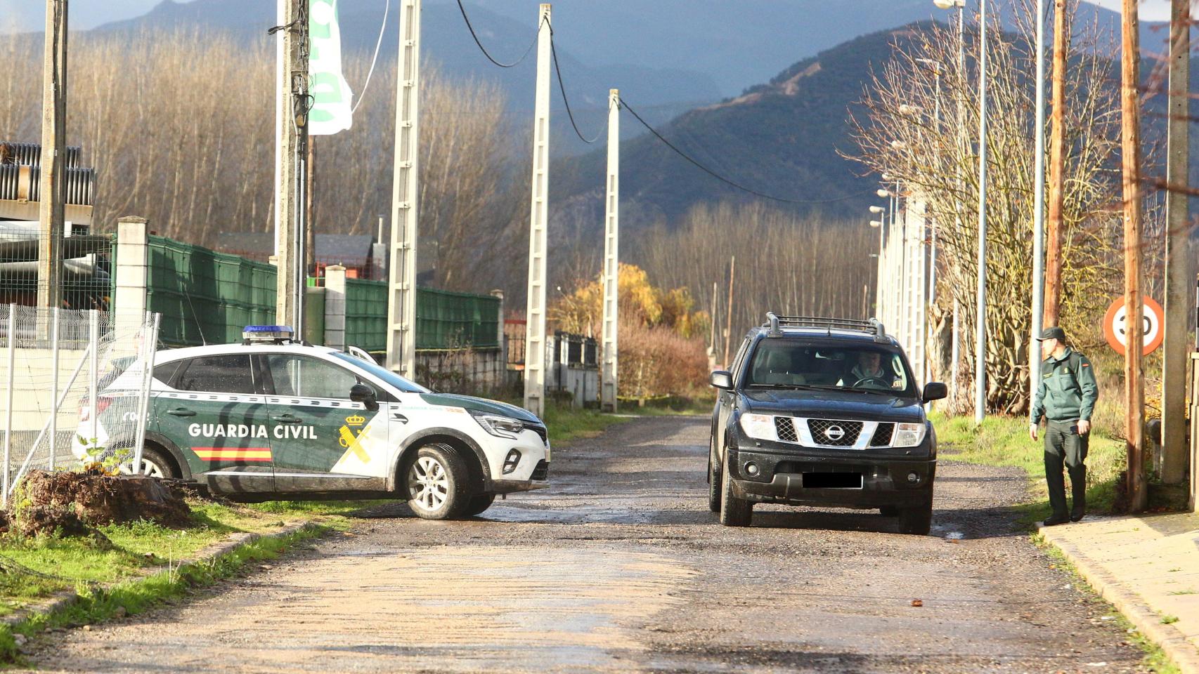 La Guardia Civil en un control en Posada del Bierzo, donde inició una búsqueda del presunto autor del homicidio de un joven de 25 años