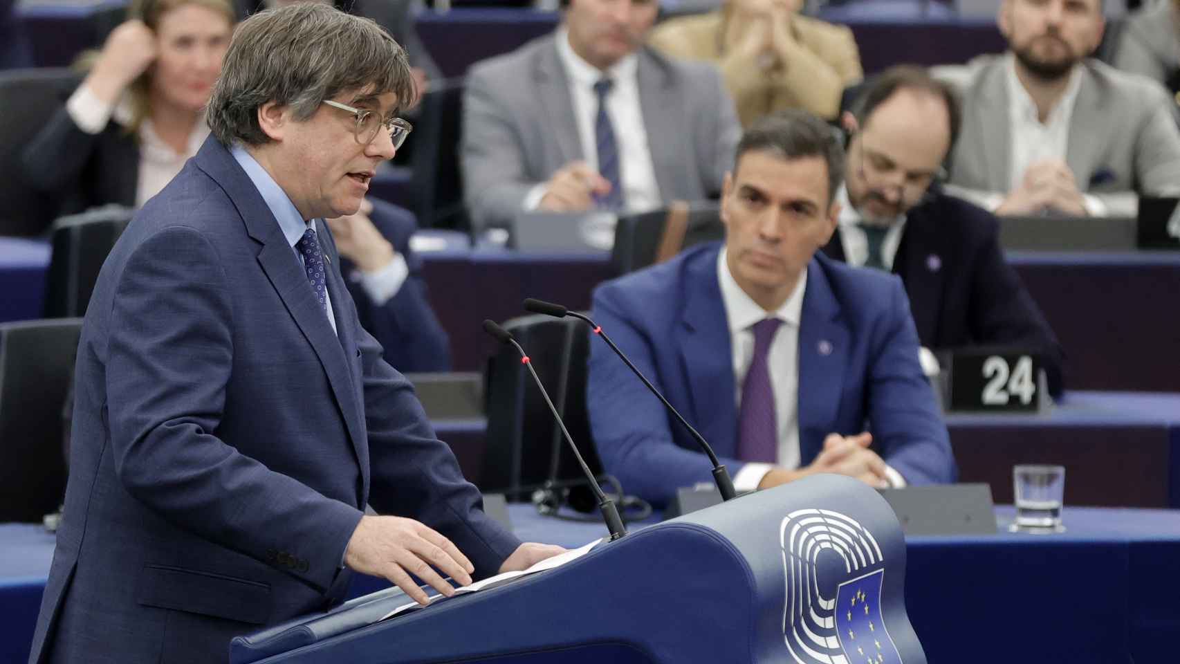 Carles Puigdemont y Pedro Sánchez de fondo el pasado diciembre en el Parlamento Europeo