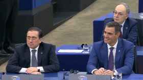 Pedro Sánchez, junto con el ministro de Asuntos Exteriores José Manuel Albares, tras escuchar los ladridos en el Parlamento Europeo.