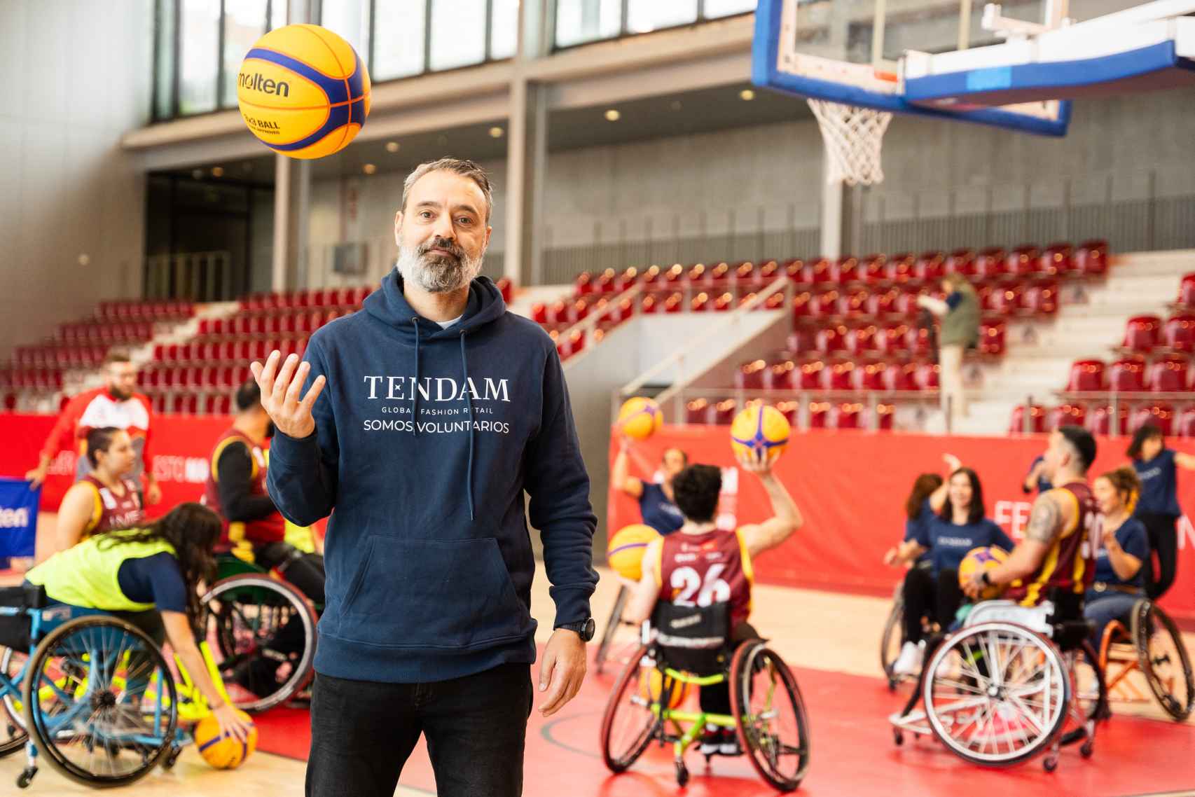 Marcos del Olmo, product manager de Tendam, durante el partido inclusivo de baloncesto 3x3 en silla de ruedas.