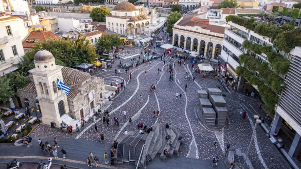 Vista aérea de la Plaza Monastiraki con turistas y gente local.