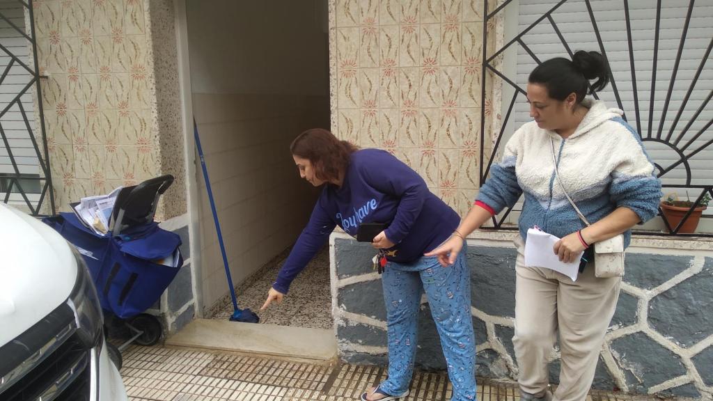 Lidia y Sara, este miércoles, señalando la zona de la acerca donde todavía hay gotas de sangre por el ataque del perro a dos hermanas.