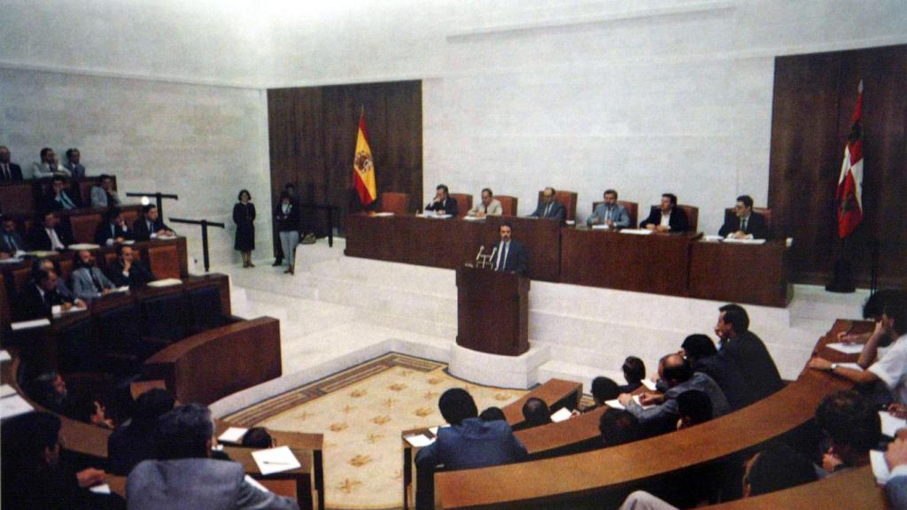 Imagen de un pleno de las Cortes en la antigua sede del Castillo de Fuensaldaña, durante el Gobierno autonómico de José María Aznar.