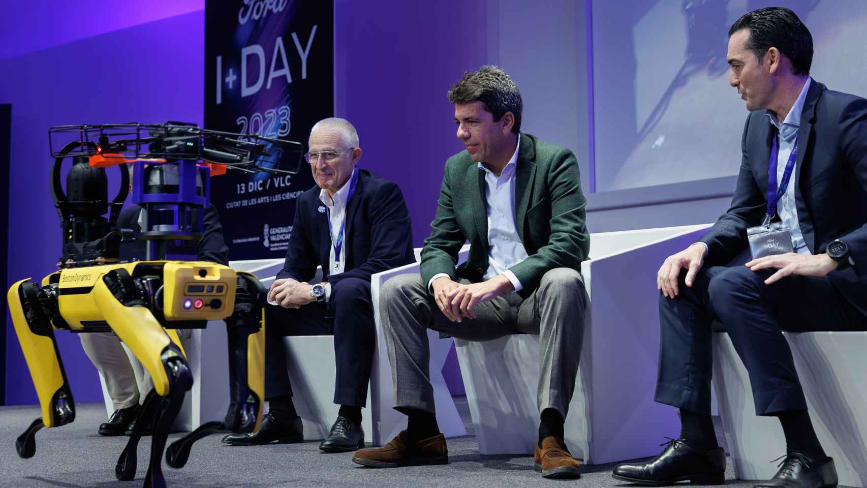 El president de la Generalitat, Carlos Mazón, el director de Fabricación de Ford España y el presidente de AVIA durante la jornada I+Day 2023 celebrada por Ford. Efe/Biel Aliño